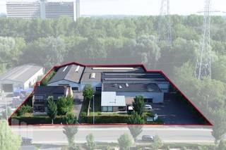 <strong>Uitzonderlijke bedrijfssite van 5.530 m² te koop</strong> langs de <strong>Lieven Bauwensstraat</strong> in de <strong>industriezone Waggelwater te Brugge</strong>.<br /><br />Deze bedrijfssite geniet een absolute topligging in één van de meest gegeerde bedrijvenzones van Brugge. <br /><br />De site heeft een totale oppervlakte van 5.530 m² en is momenteel bebouwd met in totaal ca. 2.847 m², bestaande uit twee woningen, diverse loodsen, kantoorruimtes en een showroom. Dankzij de ruime perceeloppervlakte biedt deze eigendom tal van mogelijkheden voor toekomstige bedrijfsactiviteiten of herontwikkeling.<br /><br />Daarnaast beschikt de site over een ruime parkeergelegenheid op eigen terrein en geniet ze van een uitstekende bereikbaarheid dankzij de vlotte verbinding met de Expresweg (N31), de E40 en de Brugse binnenhaven.<br /><br />De verkoop gebeurt <strong>via een aandelentransactie.</strong><br />De vooropgestelde waarde (€ 2.500.000) is de vastgoedwaarde, deze zal gebruikt worden als basis voor de berekening van de waarde van de aandelen.<br /><br />EPC-attesten:<br />20260623-0030726811-NR-1 (industrieel gedeelte met kantoren en showroom)<br />20260621-0003899427-RES-1 (woning 1)<br />20260624-0003902559-RES-1 (woning 2)<br /><br />Contacteer <strong>PANORAMA B2B</strong> voor inlichtingen, plannen of een vrijblijvend plaatsbezoek via <strong>0479 70 70 73</strong>.