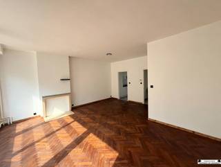 <p><span>Dit lichtrijke appartement is gelegen in de Haantjeslei, in de gegeerde Markgrave- en Harmoniewijk van Antwerpen.</span></p><p><span>Via de inkomhal bereikt u de ruime en aangename leefruimte. <br />De authentieke parketvloer zorgt voor extra karakter, terwijl de grote raampartijen veel natuurlijk licht binnenbrengen. <br />De ramen zijn uitgevoerd in aluminium profielen met dubbele beglazing. </span></p><p><span>Aansluitend bevindt zich de keuken, die is uitgerust met een gasfornuis, heteluchtoven en koelkast. De badkamer beschikt over een douche, een hangtoilet en een badkamermeubel.</span></p><p><span>Het appartement telt twee slaapkamers, beide afgewerkt met een laminaatvloer. <br />De grootste slaapkamer biedt rechtstreeks toegang tot het terras, waar u in alle rust kunt genieten.</span></p><p><span>In de kelder heeft u een privatieve kelderberging.</span></p><p><span>Het appartement geniet van een centrale ligging nabij het Hof van Leysen, het Harmoniepark en het Koning Albertpark. <br />In de directe omgeving vindt u tal van winkels, supermarkten, scholen, gezellige cafés en restaurants.</span></p><p><span>Dankzij de nabijgelegen tram- en bushaltes, goede fietsverbindingen en de vlotte aansluiting op de Singel en de Antwerpse Ring zijn zowel het stadscentrum als de omliggende gemeenten gemakkelijk bereikbaar.</span></p><p><span><br />Wenst u het appartement te bezichtigen? Neem dan snel contact met ons op om uw bezoekmoment vast te leggen.</span></p><p><span>Enkele afbeeldingen tonen een mogelijke inrichting van het appartement en werden gecreëerd met behulp van artificiële intelligentie. <br />Deze beelden zijn uitsluitend bedoeld ter inspiratie.<br /><br /></span><span>De vermelde prijs is een instelprijs. Deze methode geeft jou, als potentiële koper, de kans om op een transparante manier te bieden. <br />Na ontvangst van deze biedingen zal de verkoper beslissen of hij/zij de eigendom verkoopt aan het hoogste bod, de instelprijs is aldus niet bindend voor de verkoper.</span></p><p><span> </span></p>