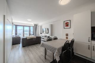 Deze instapklare studio te koop is gelegen op de 8ste verdieping van Res. Stormvogel te Oostende - Mariakerke. Gezien de studio aan de achterzijde van het gebouw gelegen is geniet u hier van de ochtend- en middagzon en bovendien van een open uitzicht. Indeling: - inkomhall- woonkamer - open uitgeruste keuken - badkamer voorzien van een badkamermeubel met spiegelkast, regendouche en aansluiting voor wasmachine- afzonderlijk toilet Tevens beschikt u over een privatieve kelderberging (2m²). Pluspunten: - instapklaar- positieve elektrische keuring- zuid-oost georiënteerd - lichtrijke studio - asbestveilig- EPC-label B- privatieve kelderberging - gelegen aan de zeedijk van Oostende - MariakerkeOp zoek naar een instapklare studio in een rustige doch centrale ligging? Bel ons voor een bezichtiging ter plaatse! Bestuursmaatregelen in het maatregelenregister: nee