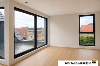 <p><span>Exclusief nieuwbouwpenthouse met 2 terrassen in het hart van het centrum</span><span><br /><br /></span><span>Op een absolute toplocatie in het centrum bevindt zich dit prachtige nieuwbouwpenthouse <br />waar ruimte, comfort en energiezuinig wonen centraal staan. Dankzij de unieke toegang <br />via lift of trap die rechtstreeks uitkomt in het appartement geniet u van een uitzonderlijk <br />gevoel van privacy en exclusiviteit.<br /><br />De ruime en lichtrijke leefruimte vormt samen met de open keuken het hart van de woning. <br />Grote raampartijen zorgen voor een aangename natuurlijke lichtinval en geven toegang tot <br />de twee ruime terrassen, waar u op elk moment van de dag kunt genieten van de buitenruimte.<br /><br />Het penthouse beschikt over twee volwaardige slaapkamers en een praktische dressingruimte <br />die aansluit op de stijlvolle badkamer. Daarnaast is er een afzonderlijk gastentoilet en <br />een berging voorzien.<br /><br />Qua afwerking werd gekozen voor hoogwaardige en tijdloze materialen. In de leefruimtes<br />en slaapkamers ligt een warme parketvloer die zorgt voor een elegante uitstraling. <br />De badkamer, het toilet en de berging zijn afgewerkt met een onderhoudsvriendelijke <br />lichte tegelvloer.<br /><br />Als nieuwbouwappartement voldoet deze woning aan de hedendaagse normen inzake <br />comfort en energiezuinigheid. De verwarming gebeurt via een energie-efficiënte warmtepomp, <br />wat resulteert in een laag energieverbruik en een aangenaam binnenklimaat het hele jaar door.<br /><br />Praktisch comfort wordt verder verzekerd door een private carport en een <br />gemeenschappelijke fietsenberging. <br />Bovendien is er ruime parkeergelegenheid beschikbaar op het plein voor de deur.<br /><br />Lichtarmaturen en gordijnen worden voorzien.</span></p><p><span><br /></span><span>Algemene informatie:</span><span><br />Huurprijs: 1275 euro/maand<br />Algemene onkosten: 75 euro/maand<br />Vrij vanaf: 1 september 2026<br />Huisdieren: niet toegelaten<br />EPC-waarde: NVT nieuwbouw </span></p>