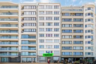 Op zoek naar een aangename woonplek in het hart van Oostende, vlak bij zee? <br /><br />Dit gezellige kelderappartement geniet van een bijzonder gunstige ligging aan de Albert I-Promenade. Het strand, de zeedijk, winkels, restaurants en cafés bevinden zich allemaal op wandelafstand, waardoor u optimaal kunt genieten van het bruisende stadsleven aan de kust.<br /><br />Bij het binnenkomen beschikt het appartement over een aangename leefruimte die mooi aansluit op de praktische keuken. Een absolute meerwaarde is het ruime, private binnenterras. Dit terras biedt heel wat mogelijkheden om er een gezellige eethoek, lounge of sfeervolle buitenruimte van te maken.<br /><br />Aan de achterzijde van het appartement bevindt zich de slaapkamer, met aansluitend de badkamer. Deze is uitgerust met een lavabo en douche. Het toilet bevindt zich in een afzonderlijke ruimte.<br /><br />De combinatie van de centrale ligging, de nabijheid van het strand en het ruime terras maakt van dit appartement een interessante woonopportuniteit in Oostende.<br /><br />