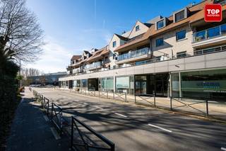 Droomt u van wonen in alle rust, omringd door groen, en toch met een vlotte bereikbaarheid? Dit prachtig gelegen appartement aan de Damvallei...