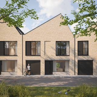 Op een toplocatie in Brugge (Kristus-Koning) op wandelafstand van het centrum en nabij het Baron Ruzettepark, worden er binnenkort 4 ruime nieuwbouwwoningen met een tijdloze architectuur gerealiseerd.<br /><br />De woonoppervlaktes variëren vanaf 212m2 tot 230m2 en zijn voorzien van een lichtrijke eet- en leefruimte met breedtes tot 8,75 meter die uitgeven op de tuin, een ruime inpandige garage en 3 ruime slaapkamers met mogelijkheid tot het inrichten van de zolderruimte naar een 4de slaapkamer, bureau of hobby ruimte.<br />De woningen zullen voldoen aan de laatste nieuw bouwnormen en kunnen uiteraard afgewerkt en ingericht worden naar eigen smaak en wens.<br /><br />Aarzel niet om meer informatie aan te vragen!<br /> 