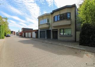 <p><span>Maison avec jardin</span></p><p><span>Située dans une rue calme et agréable, cette charmante maison jumelée offre tout le confort nécessaire à une famille. La propriété dispose de trois chambres de taille normale, idéales pour les familles ou pour ceux qui souhaitent disposer d'un espace supplémentaire pour un bureau ou une salle de loisirs.</span></p><p><span>Au rez-de-chaussée, vous trouverez un espace de vie lumineux avec une cuisine ouverte qui se connecte parfaitement au salon confortable. Il y a également une salle de bains pratique.</span></p><p><span>A l'extérieur, vous profiterez d'un agréable jardin, idéal pour se détendre ou passer du temps avec la famille et les amis.</span></p><p><span>Une maison idéale pour ceux qui recherchent la tranquillité, l'espace et un aménagement pratique !</span></p><p><span> </span></p><p><span>Caractéristiques :</span></p><p><span> </span></p><p><span>+ EPC</span></p><p><span>+ Amiante</span></p><p><span>+ Électricité</span></p><p><span>+ Score P</span></p><p><span>+ G-score</span></p><p><span>+ Pas de garage</span></p><p><span>+ Jardin</span></p><p><span>+ Chauffage CV gaz</span></p><p><span> </span></p><p><span>Informations urbanistiques sur demande</span></p><p><span> </span></p><p><span>Info : Nicki - 0496 02 35 68 - BIV 514 879 - nf@janssenenjanssen.be</span></p>