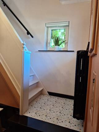 <p>Ruime en karaktervolle woning met grote zuidgerichte tuin en bos in Deftinge<br />Op zoek naar een ruime gezinswoning met karakter, veel leefruimte, een grote zuidgerichte tuin én een stukje bos?<br />Dan is deze halfopen bebouwing in het rustige Deftinge absoluut het ontdekken waard.<br />Deze charmante woning uit 1950 beschikt over maar liefst 251 m² bewoonbare oppervlakte en is gelegen op een mooi perceel van 15 are. De woning combineert authentieke elementen met tal van recente vernieuwingen, waardoor je hier comfortabel kunt wonen én nog volop mogelijkheden hebt om de woning verder naar eigen wens in te richten.</p><p>Bij het binnenkomen kom je terecht in een ruime inkomhal die toegang geeft tot de verschillende leefruimtes. Er is een gezellig salon, een aparte eetplaats en een bureau, ideaal voor wie thuis werkt. Daarnaast bevinden zich op het gelijkvloers een vernieuwde keuken en de badkamer.</p><p>Op de eerste verdieping zijn momenteel vier slaapkamers aanwezig. Er is bovendien de mogelijkheid om hier een tweede badkamer te creëren.<br />Via een vaste trap bereik je de ruime zolderverdieping. Deze ruimte doet momenteel dienst als naaiatelier, maar kan nog volledig naar eigen behoefte worden ingericht. Denk bijvoorbeeld aan extra slaapkamers, een hobbyruimte, een thuiskantoor, speelruimte of bijkomende leefruimte. </p><p>Er is een ruime garage, momenteel ingericht als workshopruimte, en daarnaast nog een afzonderlijke wasplaats met toilet.</p><p>Dankzij de twee opritten is er bovendien parkeergelegenheid voor maar liefst vier wagens.</p><p>Genieten van rust, groen en ruimte<br />Een van de absolute troeven van deze woning is de buitenruimte. Achter de woning bevindt zich een ruim terras en een grote zuid gerichte tuin, die verder overgaat in een eigen stukje bos. Een bijzonder aangename omgeving voor wie houdt van natuur, privacy, tuinieren of gewoon heerlijk buiten zijn.</p><p>Reeds belangrijke vernieuwingen uitgevoerd</p><p>Ontdek meer op www.elleboogstraat6.be en vraag een bezichtiging aan!</p>