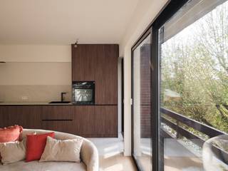 <strong>Coupure Rechts – Lichtrijk gerenoveerd éénslaapkamerappartement met terras en zicht op het water</strong>.<br /><br /><em>Voor meer informatie, mail naar info@carloeggermont.be</em><br /><br />In een goed onderhouden residentie uit de jaren ’80 bevindt zich dit gerenoveerde appartement op de vierde verdieping. Dankzij de ligging aan de Coupure Rechts is het appartement de ideale waardevaste investering en uitvalsbasis in het centrum van de stad.<br /><br />Indeling: <br />Inkomhal met toilet. De leefruimte is open en lichtrijk, en kan praktisch worden ingericht met een zit- en eetgedeelte. De keuken is open en ingericht met kookplaat, oven en frigo met diepvries. Aansluitend bevindt zich een functionele berging met aansluiting voor wasmachine en droogkast.<br /><br />De aparte slaapkamer beschikt over een ensuite douchekamer. <br /><br />Vanuit elke ruimte is er toegang tot het terras, dat een aangenaam uitzicht biedt op de bomenrijen en het water aan de Coupure. <br /><br />Het appartement heeft een praktische indeling en geniet brede raampartijen die zorgen voor een overvloed aan natuurlijk licht en een groen zicht.<br /><br />Er is een privatieve kelder en gemeenschappelijke fietsenberging in de residentie.<br />Eveneens mogelijkheid tot het aankopen van een garagebox in de residentie.<br /><br /><strong>Dankzij de topligging, de recente renovatie en het aangename terras is dit een opportuniteit voor young professionals, koppels of investeerders.</strong>