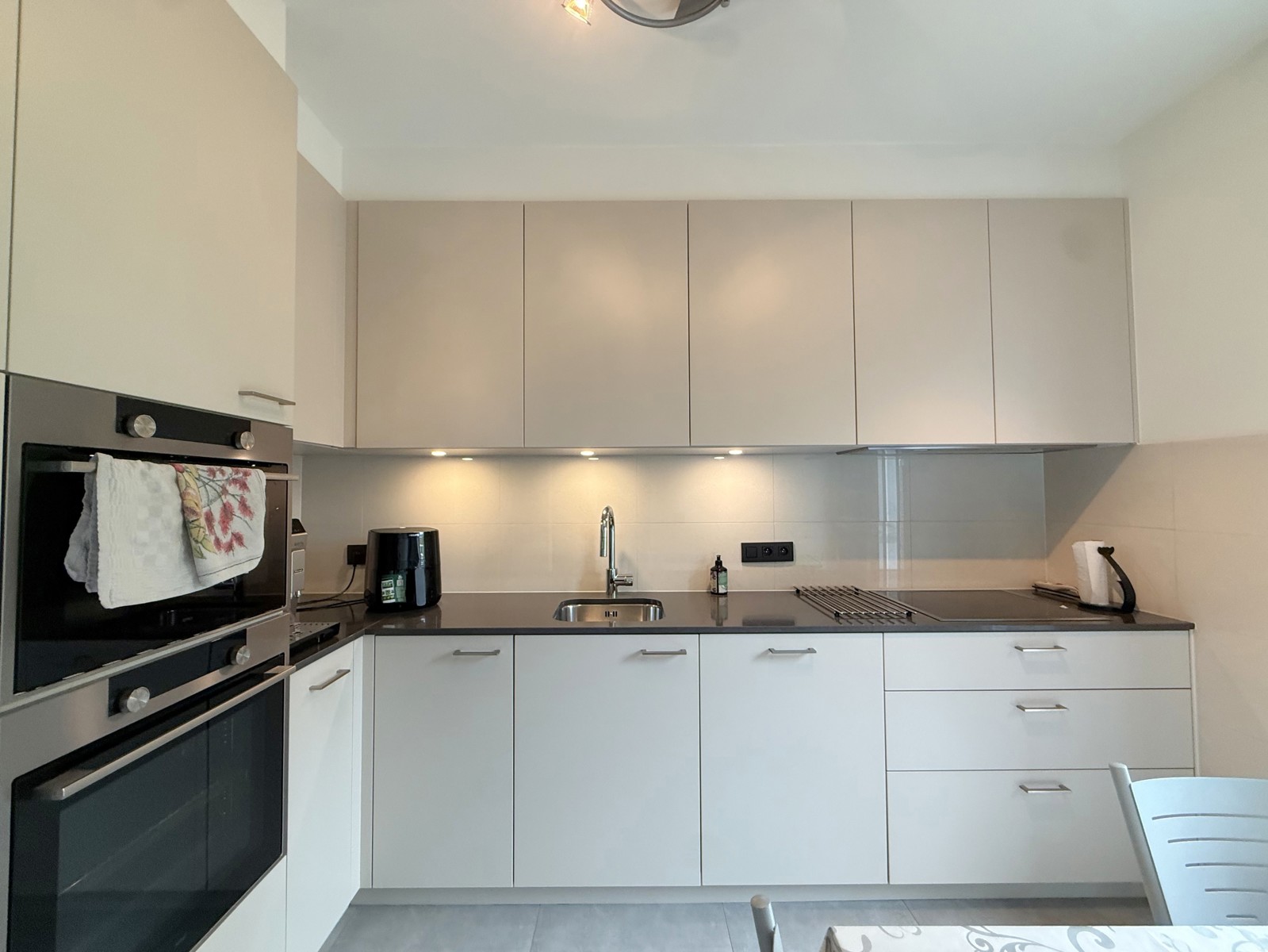Ruim gerenoveerd appartement met garagebox te huur! - foto 4