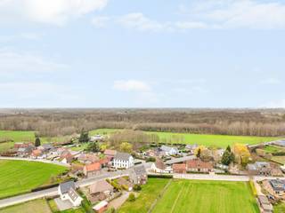 Aan de poort van de Vlaamse Ardennen, op de hoek van de Hundelgemse Steenweg en de Muntestok in Merelbeke, ligt dit uniek historisch pand met...