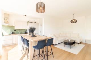 <p>Dit volledig gerenoveerde appartement, gelegen op de tweede verdieping, met drie slaapkamers en een royaal terras biedt modern wooncomfort op een centrale locatie. Openbaar vervoer stopt voor de deur en de A12 is vlot bereikbaar.</p><p><br /></p><p>Het appartement bestaat uit een lichtrijke woonkamer – een moderne en volledig uitgeruste keuken – 3 volwaardige slaapkamers – een badkamer met douche - een ruim terras.</p><p><br /></p><p><strong>Belangrijke troeven: </strong>gunstige EPC en elektriciteit conform - grootste terras van het gebouw- centrale ligging met vlotte bereikbaarheid- kelderberging aanwezig - autostaanplaats mee aan te kopen voor <strong>18.000 euro</strong></p>