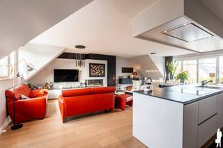<strong>Instapklaar penthouse met riant dakterras van maar liefst 62 m² in centrum 's Gravenwezel!</strong><br /><br /><strong>Dit ruime en lichtrijke penthouse, op wandelafstand van winkels en horeca, werd zeer degelijk afgewerkt en piekfijn onderhouden. Zeer uitzonderlijk zijn de 5! ondergrondse staanplaatsen en dubbele kelderbering. </strong><br /><br /><strong>Indeling:</strong><br />
<ul>
<li><strong>Inkomhal </strong>met gastentoilet en handenwasser</li>
<li>Via een glazen deur toegang tot de ruime <strong>leefruimte</strong> op parket</li>
<li><strong>Woonkamer </strong>met <strong>gashaard</strong>, <strong>maatwerk tv-wand</strong>, <strong>warmtepomp </strong>met <strong>aircofunctie </strong>en schuifraam naar het <strong>terras</strong></li>
<li><strong>Open leefkeuken</strong> met <strong>centraal kookeiland</strong>, rondom voorzien van kastruimte en <strong>geïntegreerde verlichting</strong></li>
<li>Keuken uitgerust met AEG inductiekookplaat, geïntegreerde Novy dampkap, spoelbak, AEG vaatwasser, AEG koelkast met vriesvak, AEG combi-oven en AEG heteluchtoven</li>
<li><strong>Achterliggende berging/wasplaats </strong>met aansluiting voor wasapparatuur, cv-installatie en ventilatiesysteem</li>
<li><strong>Zeer ruime hoofdslaapkamer </strong>op <strong>parket</strong> met <strong>maatkasten </strong>en toegang tot het<strong> terras</strong></li>
<li><strong>Tweede slaapkamer </strong>op <strong>parket </strong>met toegang via vlizotrap tot een<strong> zeer ruime bergzolder</strong></li>
<li><strong>Badkamer </strong>met <strong>inloopdouche</strong>, <strong>ligbad</strong>, hangtoilet en wastafel</li>
</ul>
<strong>Terras</strong><br />
<ul>
<li><strong>Zeer ruim en zonnig dakterras </strong>van ca. 62 m² met uitgestrekt zicht op de kerktoren van 's Gravenwezel.</li>
<li>Rechtstreeks toegankelijk vanuit woonkamer en hoofdslaapkamer</li>
<li>Voorzien van buitenverlichting en stopcontacten</li>
</ul>
<strong>Algemeen</strong><br />
<ul>
<li>Volledig instapklaar en uitstekend onderhouden</li>
<li>Gunstig EPC-label</li>
<li>Overal vloerverwarming (op gas)</li>
<li>Warmtepomp met aircofunctie in leefruimte</li>
<li>Ventilatiesysteem type C</li>
<li><strong>Lift </strong>aanwezig</li>
<li>Veiligheidsdeur</li>
<li>Videofonie</li>
<li>Vliegenhorren</li>
<li>Veel maatwerk en ingemaakte kasten</li>
<li>Gunstig en centraal gelegen op wandelafstand van het centrum, winkels, horeca en dagelijkse voorzieningen</li>
<li>Stedenbouwkundige inlichtingen in aanvraag</li>
</ul>
