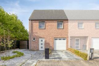 Halfopen huis te koop in Ieper met 3 kamers, garage en tuin. Deze woning van 2014 is volledig afgewerkt en instapklaar. Ideaal voor wie op zoek is naar een woning zonder werk. Gelegen in de Zesde-Lansierslaan 12C op fietsafstand van het centrum van Ieper, op een mooi perceel van 441m².INDELINGGelijkvloers: Inkomhal met apart toilet - woonkamer voorzien van zithoek met TV wandmeubel op maat, eetplaats en open leefkeuken - praktische berging/wasplaats - garage met extra bering - zonnige tuin met terras, tuinhuis en uitweg naar de straat - twee private parkeerplaatsen voor de woning.Eerste verdieping: Master-bedroom met inbouwkasten - twee slaapkamers - ruime badkamer met lavabomeubel, douche, ligbad en toilet.Verder heeft deze woning nog een erg ruime zolder.TROEVENRustig gelegenBouwjaar 2014Gunstig EPC Elektriciteit conformAirco met warmtepompMaatkasten Elektrische rolluiken De eigendom wordt aangeboden via de Pre-sale formule. Op 09/05/2026 tussen 10:00 en 12:00 kan u de woning op afspraak komen bezichtigen en een bod uitbrengen. De vermelde prijs is een instelprijs. Voor meer info, gelieve contact op te nemen met de dossierverantwoordelijke.Bestuursmaatregelen in het maatregelenregister: nee