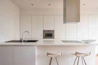 Cet appartement de 2 chambres est situé au 6ème étage du bâtiment De Sinjoor. Vous entrez dans le salon cosy sur parquet. Décoré avec un ensemble...