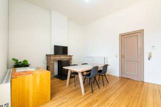 Deze karaktervolle stadswoning in Antwerpen biedt een perfecte combinatie van authentieke charme en modern comfort. Het huis beschikt over een ruime bewoonbare oppervlakte van 235 m² verdeeld over meerdere verdiepingen. Met vier ruime slaapkamers en twee badkamers is er voldoende plaats voor het hele gezin. Het authentieke karakter wordt benadrukt door originele elementen zoals de trap, houten vloeren en mooie tegels, die samen een warme en gezellige sfeer creëren.<br /><br />De lichte en ruime leefruimtes met hoge plafonds zorgen voor een aangename woonbeleving. Vanuit de woonkamer heeft u een prachtig uitzicht op de grote, diepe stadstuin van het perceel van 140 m². Deze tuin biedt veel potentieel voor ontspanning, tuinieren of gezellige buitenmomenten met familie en vrienden. Door de rustige straat en de centrale ligging geniet u van zowel rust als alle nabijheid van winkels, scholen en openbaar vervoer.<br /><br />Deze woning met ziel is bovendien beschermd erfgoed, wat het unieke karakter alleen maar versterkt. Het is een ideale plek voor wie op zoek is naar een charmant en praktisch thuis in Antwerpen. Neem contact met ons op voor een bezichtiging via 03 375 80 06 en ontdek deze bijzondere woning zelf.