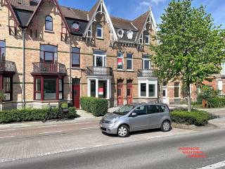 Brugge Startprijs : fantastisch gelegen herenwoning op korte afstand van het centrum van Brugge met indeling als volgt ;<br />De woning komt u binnen via een authentieke rustieke voordeur. De living bestaat uit 2 delen waarvan het voorste gedeelte ingericht is als zithoek en het middelste gedeelte als eethoek met uitzicht op de tuin. Deze heeft een oppervlakte van 36.50m2.<br />Aansluitend bevindt zich de volledig ingerichte keuken met toestellen als volgt ; ingebouwde koelkast, microgolf, vaatwas, oven, ceramische kookplaat en dampkap. Alle kasten en toestellen zijn in prima staat van onderhoud. De spots en de lichtkoepel zorgen voor voldoende lichtinval. Naast de keuken bevindt zich alvast een wc en berging voorzien voor wasmachine en droogkast. Tevens is de cv ketel hierin opgesteld. <br />De eerste verdieping is gemakkelijk te betreden via een antieke trap. Er bevinden zich 2 slaapkamers ( 20m2 - 11.5m2 ) waarvan de voorste beschikt over een balkon. De badkamer werd eveneens vernieuwd en is hierbij uitgerust met inloopdouche, hang wc en lavabomeubel met spiegel.<br />De tweede verdieping bestaat uit 1 ingerichte slaapkamer ( 20m2 ) en biedt de mogelijkheid om de tweede kamer om te vormen naar extra slaapkamer met mezzanine naar de zolder toe. Aan de achterzijde heeft u via een tuinpoortje onmiddellijk toegang tot een publiek speeltuintje.<br /><br />* Authentieke herenwoning met historische elementen<br />* 4 ruime slaapkamers<br />* Mooie rechthoekige tuin<br />* centrale cv op aardgas<br />* Gunstige EPC : C label<br />* Reeds grondig gerenoveerd<br />* Geïsoleerde zolder<br /><br />Voor info bel : 050/333976 - 0476/270379 ( buiten kantooruren )<br /><br /><br /><br /><br />