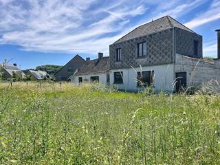 Deze te slopen en te herbouwen (alleenstaande) woning bevindt zich op een perceel van 756 m² in een gegeerde woonwijk in Oudenaarde (Ename). Gelegen in een kindvriendelijke straat, op wandel en-fietsafstand van winkels, scholen en openbaar vervoer. Verder kan u genieten van een deugddoende wandeling in het bos t'Ename. Contacteer ons voor meer informatie omtrent de voorschriften. Dit pand is onderworpen aan de renovatieverplichting van de Vlaamse overheid voor residentiële gebouwen (behoudens bij sloop binnen 5 jaar na de aankoop). Consulteer voor meer informatie de website van het Vlaams Energie- en Klimaatagentschap via https://www.vlaanderen.be/een-woning-kopen/renovatieverplichting-voor-residentiele-gebouwenBestuursmaatregelen in het maatregelenregister: nee