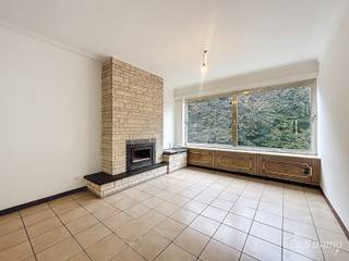 Lichtrijk appartement met groen uitzicht op toplocatie in Deuzeld.<br />Op de tweede verdieping bevindt zich dit goed gelegen en bijzonder lichtrijke appartement met een prachtig, open zicht op het groen. De ligging is ideaal op wandelafstand van parken, winkels en openbaar vervoer.<br />Bij binnenkomst komt u in de inkomhal met vestiaire en apart toilet. De ruime leef- en eetkamer (ca. 30 m²) met keramische tegelvloer geniet van veel natuurlijk licht en een aangenaam, groen uitzicht. De aanwezige haardcassette zorgt voor extra sfeer en gezelligheid.<br />De aparte keuken (ca. 9 m²) biedt veel potentieel en kan naar eigen smaak worden gemoderniseerd.<br />Verder beschikt het appartement over twee ruime slaapkamers (ca. 17 m² -11 m²). De master bedroom heeft toegang tot het terras aan de achterzijde, een rustige plek om te genieten van de buitenlucht. De badkamer is uitgerust met een douche en badkamermeubel.<br />Het appartement is voorzien van dubbele beglazing en een vernieuwde elektriciteitskast. Bovendien is er een privatieve kelderberging inbegrepen.