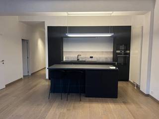 ENKEL BEZOEKEN MOGELIJK DOOR ONDERSTAANDE LINK VOLLEDIG EN CORRECT IN TE VULLEN:<br />mijnhuurprofiel.be<br /><br />Dit één slaapkamer appartement bevindt zich in een relatief nieuw appartementsgebouw in de Lange Nieuwstraat. Centraler dan dit, kan het in Antwerpen bijna niet worden! <br /><br />Het appartement heeft een ruime leefruimte met open keuken die recent geheel vernieuwd werd en uitgerust is met alle nodige apparatuur waaronder elektrisch kookvuur, oven, aparte frigo en diepvries en afwasmachine. Het terras strekt zich uit over de gehele breedte van de leefruimte waardoor het ontzettend ruim is. De badkamer werd uitgerust met een toilet, enkel lavabomeubel én ligbad. De slaapkamer is voldoende ruim voor een tweepersoonsbed en grote kast. <br /><br />Autostaanplaats in de ondergrondse garage van het gebouw verplicht te huren aan €100/maand. <br /><br />Maandelijkse kosten bedragen €150/maand voor het algemeen beheer van het gebouw. Alle nutsvoorzieningen zijn individueel en dus met eigen contracten. <br /><br />Bijzonderheden: <br />- Topligging <br />- Modern appartement <br />- Goede EPC-score <br />- Ruim terras <br />- Beschikbaar vanaf 1 mei 2026<br /><br />Voor meer informatie, ook na de kantooruren of tijdens het weekend, contacteer Xander via xander@reds.be.