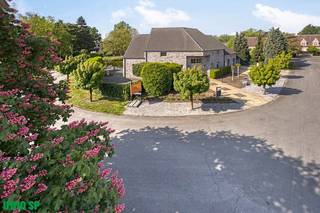 Ruime villa van 388m² op perceel van 10 A 10 CA.Indeling gelijkvloers: inkomhall met gastentoilet, bureau, badkamer (lavabo - ligbad - douche - wc)...