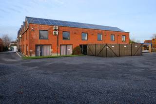 In bedrijvencentrum Intraxie te Roeselare-Rumbeke bevindt zich dit instapklaar kantoor van ca. 64m².De ideale coworking-locatie waarbij u een...