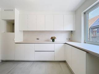 Dit instapklaar appartement bevindt zich op de eerste verdieping en heeft een bewoonbare oppervlakte van 87 m². Hier geniet u van een centrale ligging in Oudenaarde, op wandelafstand het station en winkels. <br /><br />Het appartement werd gerenoveerd in 2026 en is voorzien van o.a. een nieuwe vloeren, badkamer, keuken en gasketel. Het dak van het gebouw werd ook vernieuwd. <br /><br />INDELING VAN HET APPARTEMENT: <br />* inkomhal<br />* lichtrijke leefruimte <br />* nieuwe keuken (toestellen worden nog geplaatst door de verkopers) met berging <br />* slaapkamer 1<br />* slaapkamer 2<br />* badkamer met inloopdouche <br /><br />ALGEMENE INFORMATIE:<br />* centrale verwarming op aardgas<br />* gunstig EPC B<br />* verplichte aankoop van een garagebox (niet inbegrepen in de vermelde vraagprijs)<br /><br />Bestuursmaatregelen in het maatregelenregister: nee