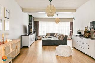 Nabij het centrum van Lier bevindt zich deze te renoveren woning met 3 slaapkamers, tuin en inpandige garage met achterliggende werkplaats. U bevindt zich hier in een doodlopende straat, op fietsafstand van het bruisende centrum met zijn winkels, scholen, gezellige horecazaken en het openbaar vervoer.<br /><br />We betreden de woning via de inkomhal met vestiaire. De gelijkvloerse verdieping is volledig ingericht als garage met aanpalende werkplaats. Deze ruimte van ± 90m² kan bijvoorbeeld ingericht worden als een atelier, bergruimte en/of garage. Tevens is er een doucheruimte en aparte toilet aanwezig, alsook de toegang naar de kelder van ± 40m². In de oostgerichte tuin met terras kan u steeds in alle rust en privacy genieten van het mooie weer. Wanneer we de trap volgen naar de eerste verdieping komen we in de leefruimte, dewelke kan ingericht worden als gezellige woonkamer en bureau. Aangrenzend bevindt zich de keuken, voorzien van een basis uitrusting. Via de keuken betreden we de aparte eetplaats alsook de berging en aparte toiletruimte. Via de nachthal op de tweede verdieping heeft u toegang tot de 3 ruime slaapkamers en de badkamer, uitgerust met een lavabo, toilet en douchebad. De tweede verdieping beschikt ook over een extra ruimte dewelke gebruikt kan worden als berging/dressing.<br /><br />U bent verplicht om deze woning binnen de 6 jaar na aankoop grondig energetisch te renoveren tot minimum EPC-label D.<br /><br />Dit is een uitstekende opportuniteit als u op zoek bent naar een te renoveren woning met 3 slaapkamers op fietsafstand van het centrum van Lier. Contacteer ons voor meer informatie op 0472 82 80 66 of neem een kijkje op www.boonstravastgoed.be .<br /><br />Bijzonderheden:<br />- 3 slaapkamers<br />- Oostgerichte tuin<br />- Ruime garage met aanpalende werkplaats