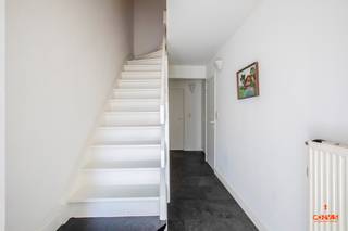 Deze bel-etage is gelegen op een steenworp van het <strong>centrum van Gent</strong>. Dankzij de grote hoeveelheid aan winkels, scholen en andere faciliteiten in de buurt zorgt dit voor een levendige buurt. Deze ligging combineert <strong>stedelijk comfort met groene ontspanning</strong>, dankzij de nabijheid van de Bourgoyen-Ossemeersen en de Watersportbaan – perfect voor wie graag wandelt, jogt of tot rust komt in het groen. Verder is de woning heel vlot bereikbaar via het openbaar vervoer en de nabijgelegen invalswegen. <br /><br />U komt binnen via een inkomhal met toegang tot de inpandige garage, een wasplaats, een eerste slaapkamer en de <strong>aangename groene tuin</strong>. De tuin is voorzien van een terras en een tuinberging. Op het eerste verdiep bevindt zich de badkamer met ligbad, toilet en dubbele lavabo en de <strong>ruime open woonkamer</strong> met aanpalend de open keuken. Verder op het tweede verdiep heeft u <strong>drie slaapkamers </strong>en een bureauruimte. Tot slot op de derde verdieping zijn nog eens <strong>twee slaapkamers </strong>en een apart toilet met lavabo.<br /><br />Wenst u het potentieel van deze woning te ontdekken? Aarzel niet ons te contacteren via 09 278 88 88.