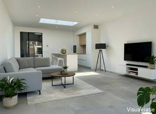 <strong><strong>Gerenoveerde charmante rijwoning met 3 slaapkamers en aangename stadstuin in een gegeerde wijk in Turnhout • EPC: A • Onmiddellijk beschikbaar.<br /><br />Ligging: </strong></strong>Deze instapklare rijwoning is rustig gelegen in de gegeerde Tuinwijk in Turnhout. Je woont hier in een aangename woonomgeving met een buurtkarakter, terwijl winkels, scholen, openbaar vervoer en het stadscentrum vlot bereikbaar zijn. De combinatie van een rustige ligging en een centrale bereikbaarheid maakt deze woning bijzonder aantrekkelijk.<br /><br /><strong>Indeling</strong>: <strong>+0: </strong>inkomhal • badkamer • toilet • wasplaats/berging • leefruimte met open keuken • tuin • 2 terrassen • tuinberging • 2 autostaanplaatsen voor de deur <strong>+1: </strong>3 slaapkamers • toegang naar de zolder<br /><br /><strong>Beschrijving: </strong>Instapklare en energiezuinige rijwoning, volledig gerenoveerd in 2025 en gelegen in de rustige Tuinwijk Volksplein. Deze woning voldoet aan de norm van 2050 (EPC A) en biedt modern wooncomfort dankzij vloerverwarming (ook op de slaapkamers), een hoogrendementsketel en ventilatiesysteem C+.<br />De lichtrijke leefruimte met open karakter wordt extra geaccentueerd door een lichtkoepel met ventilatiemogelijkheid. De woning beschikt over 3 slaapkamers, een moderne badkamer met inloopcomfort en slimme doorgeef naar de wasplaats, apart toilet en praktische bergruimte.<br />Duurzaamheid staat centraal met een regenwaterput van 10.000L aangesloten op toilet, wasmachine en buitenkraan. Verder zijn LED-inbouwspots, lamellen en verduisteringsgordijnen reeds voorzien.<br />Buiten geniet je van een nieuw aangelegde tuin met 2 terrassen (zon en schaduw) en een tuinberging met achteringang. Vooraan bevinden zich 2 autostaanplaatsen naast elkaar op de oprit.<br /><br /><strong>Bijzonderheden:<br /></strong>• Onmiddellijk beschikbaar<br />• 2 autostaanplaatsen voor de deur<br />• Regenwaterrecuperatie<br />• Veel bergruimte: ruime berging, ingemaakte kasten, bergzolder, tuinberging,...<br /><strong></strong>
