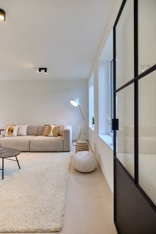 Hectaar biedt u deze ruime, open bebouwing met landelijke uitstraling, gelegen op een perceel van 8a20ca tussen Buggenhout en Londerzeel. De woning bevindt zich op een uitstekende locatie nabij het station en voorzieningen zoals een bakker, slager, scholen en grootwarenhuizen.<br /><br />Met een bewoonbare oppervlakte van 155,54m² geniet u van lichtrijke en open ruimtes, ingedeeld als volgt:<br />Gelijkvloers: inkomhal met gastentoilet en plaats voor vestiaire, lichtrijke leefruimte met open keuken, ruime berging<br />Verdieping: nachthal met apart toilet, drie volwaardige slaapkamers (15m² - 13m² - 12m²), badkamer met ligbad, inloopdouche en dubbel lavabomeubel (9,2m²)<br />Zolder: ruime zolder met uitbereidingsmogelijkheden<br /><br /><strong>Uw woning, uw stijl!</strong><br />Bij deze woning heeft u de volledige vrijheid om de binnen afwerking volledig naar eigen smaak en stijl te bepalen, in samenspraak met onze partnerleveranciers.<br /><br /><strong>Duurzaam en energiezuinig wonen</strong>
<ul>
	<li>Energiezuinig wonen, warmtepomp</li>
	<li>Vloerverwarming op het gelijkvloers</li>
	<li>Zonnepanelen</li>
	<li>Regenwaterput (7.500l) aangesloten op toiletten, wasmachine en buitenkraan</li>
</ul>
Bent u op zoek naar een ruime, energiezuinige nieuwbouwwoning die u volledig naar uw wensen kunt afwerken? Neem contact met ons op voor meer informatie of plan een afspraak in op ons kantoor te Ternat. De plannen van de woning kan u terugvinden op www.hectaar.be<br /><span>(Foto's zijn referenties van voorgaande projecten)</span>