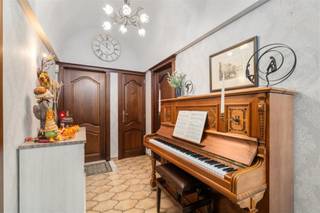 <p><span> </span></p><p><span>In een rustige straat in Temse staat een fantastische woning met zicht op eindeloze velden. In deze buurt komt maar zelden een woning op de markt dus grijp deze kans.</span></p><p><span> </span></p><p><span>Deze alleenstaande woning werd gebruikt als kangoeroewoning maar is net zo goed bruikbaar als ruime gezinswoning (bewoonbare oppervlakte 220m²). Wonen in alle rust maar toch dichtbij belangrijke invalswegen, winkels, scholen...</span></p><p><span> </span></p><p><span>Op het gelijkvloers vinden we een mooie open keuken, volledig uitgerust en aansluitend de eetkamer en living van in totaal 63m². Deze ruimte baadt in het licht en heeft zeer mooie sierelementen zoals een marmeren stijlvolle haard met ingebouwde pelletkachel. De living geeft uit op een ruim overdekt en verwarmd terras met gezellige tuin voorzien van een multifunctioneel tuinhuis dat op zomerse dagen perfect dienst kan doen als tuin-bar. Op het gelijkvloers vinden we een masterbedroom, een praktijkruimte (die ook dienst kan doen als slaapkamer), een volledig vernieuwde badkamer met afzonderlijk douche en bad, een waslokaal en enkele bergingen en een zeer ruime garage. Heel de woning straalt klasse uit en is piekfijn onderhouden en is voorzien van 21 zonnepanelen.</span></p><p><span>Op de eerste verdieping is er een living en een slaapkamer (omvormbaar tot masterbedroom met dressing), een tweede badkamer en een oogverblindende hobbyruimte/mancave en een ruime berging.</span></p><p><span> </span></p><p><span>Deze asbestveilige woning is instapklaar en heeft een correct EPC waardoor er GEEN energetische aanpassingen nodig zijn.</span></p><p><span> </span></p><p><span>Graag snel een seintje als u deze parel uit de markt wil plukken. Veel succes.</span></p>