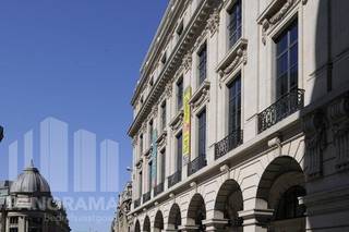Uitstekend gelegen kantoorruimte van 61 m² te huur in het prestigieuze kantoorgebouw Colonies Square, langs de Koloniënstraat 56 in het centrum van Brussel.<br /><br />Het gebouw, gerenoveerd in 2004 en bekroond met een BREEAM-certificaat ‘Very Good’, combineert een representatieve uitstraling met hedendaags comfort en flexibele kantooroplossingen. De ruimtes zijn voorzien van onder meer airconditioning, verhoogde vloeren en glasvezelaansluiting. De indrukwekkende centrale patio zorgt bovendien voor een aangename lichtinval en een inspirerende werkomgeving. <br /><br />De kantoorlocatie bevindt zich in de historische Brusselse Vijfhoek, in de prestigieuze omgeving van het Koninklijk Paleis en op wandelafstand van het Warandepark, de Sint-Michiels- en Sint-Goedelekathedraal en de Europese instellingen. Ook de Kunstberg, met zijn culturele voorzieningen, restaurants en winkels, ligt vlakbij. Deze centrale ligging biedt een uitstekende combinatie van zakelijke uitstraling, stedelijke dynamiek en talrijke faciliteiten in de onmiddellijke omgeving.<br />Uitstekend bereikbaar met het openbaar vervoer, op wandelafstand van het station Brussel-Centraal en de metrostations Centraal Station en Troon. Dankzij de centrale ligging en de nabijheid van de belangrijkste Europese instellingen vormt Colonies Square een ideale uitvalsbasis voor ondernemingen die op zoek zijn naar een kwalitatieve, representatieve en vlot bereikbare kantooromgeving in Brussel.<br /><br />Contacteer PANORAMA B2B voor bijkomende inlichtingen of een vrijblijvend plaatsbezoek bezoek 0477 09 00 09.
