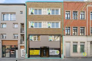 <p><span>Op de laatste en derde verdieping van een  centraal gelegen gebouw in Vilvoorde bevindt zich dit volledig in 2025 vernieuwde appartement, met het station, de Grote Markt en winkels letterlijk om de hoek. De inkomhal geeft toegang tot een lichtrijke leefruimte, met een moderne open keuken. Vanuit de leefruimte heeft u toegang tot een aangename slaapkamer die op haar beurt toegang biedt tot de  badkamer en een terras. Het appartement beschikt over een aparte kelderruimte en is onmiddellijk instapklaar. Dankzij het EPC C en de lage gemeenschappelijke lasten is dit pand niet alleen een comfortabele woonplek, maar ook een interessante opportuniteit voor wie zoekt naar een zeer rendabele investering in het centrum van Vilvoorde.</span></p><p><span> </span></p>