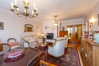 <p>Dit zeer goed onderhouden appartement bevindt zich op de derde verdieping en is vlot bereikbaar met zowel de lift als de trap.</p><p>Dankzij de aangename indeling, de drie slaapkamers en de verschillende terrassen is dit een ideale thuisbasis voor wie op zoek is naar comfort en ruimte.</p><p>Via de centrale inkomhal krijg je toegang tot de verschillende ruimtes van het appartement, enerzijds de leefruimte en keuken, anderzijds de achteraan gelegen slaapkamers.</p><p>Vooraan bevindt zich de ruime leefruimte, met ruimte voor een gezellige zithoek en eetplaats met terras. De keuken is afgesloten van de leefruimte en naastgelegen.</p><p>De drie slaapkamers bevinden zich aan de achterzijde van het appartement en hebben een oppervlakte van respectievelijk 15,53 m² - 13,44 m² en 13,44 m². Elke slaapkamer beschikt over een zonnig terras met een mooi, groen zicht. Twee van de slaapkamers staan bovendien met elkaar in verbinding, wat verschillende mogelijkheden biedt naar gebruik en indeling.</p><p>Verder beschikt het appartement over een badkamer met ligbad en dubbele wastafel, een apart toilet en een praktische vestiaire.</p><p>Een privatieve kelder is inbegrepen in de vraagprijs, de koper heeft de mogelijkheid om een inpandige garagebox aan te kopen voor € 29.500 en/of een buitenstaanplaats voor € 12.500.</p><p>De ligging is eveneens een grote troef. Het appartement bevindt zich in Sint-Jans-Molenbeek op de grens met Sint-Agatha-Berchem en Koekelberg. Hier zijn vele voorzieningen op wandelafstand (openbaar vervoer, winkels , meerdere scholen, ...) te ontdekken.</p><p>Een praktische ligging voor wie rustig wil wonen, maar tegelijk vlot verbonden wil zijn met de rest van Brussel.</p><p>Het appartement werd doorheen de jaren bijzonder goed onderhouden en is dan ook klaar om zijn nieuwe eigenaar te verwelkomen.</p>