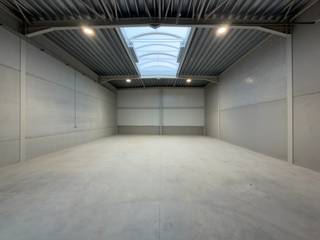 Deze nieuwbouw KMO-units in het hoogwaardige bedrijvenpark MG PARK ARSELA in Tielt worden te huur aangeboden. Het bedrijvenpark is fantastisch gelegen langs de bedrijvige Deinsesteenweg en biedt een vlotte verbinding naar zowel de E17 als de E40, waardoor het zich op een uiterst strategische en centrale locatie in Tielt bevindt.<br /><br />De casco bedrijfsruimtes, voorzien van brandklasse C, hebben een vrije hoogte van 5 meter en worden opgebouwd uit een duurzame staalconstructie in combinatie met een betonplint en geïsoleerde sandwichpanelen. Elke loods is toegankelijk via een automatische sectionale poort (4 m breed x 4,2 m hoog) en uitgerust met een lichtdoorlatend rookluik, polybetonvloer en een geïsoleerd dak met een draagvermogen van 0,15 kN/m² voor zonnepanelen. Daarnaast beschikt elke unit over een regenwaterput van 5.000 liter. Per loods is minstens één privatieve parkeerplaats voorzien, aangevuld met ruime extra parkeergelegenheid op de site.<br /><br />Contacteer Henry Van Tornhout voor bijkomende inlichtingen of een vrijblijvend plaatsbezoek via <strong>+32 474 13 37 93</strong> of via <strong>henry@kmovastgoed.be</strong>