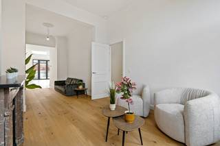 Deze woning werd volledig gerenoveerd in hedendaagse stijl met behoud van authentieke elementen en is zeer gunstig gelegen nabij het centrum en...