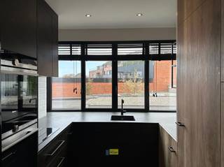 Te huur: dit hoogwaardig afgewerkt appartement is gelegen op een toplocatie, midden in het centrum van Hoogstraten.De leefruimte vormt een echte...