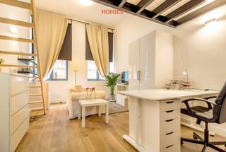 <strong>**Nog enkele mooie kamers beschikbaar met eigen sanitair** </strong>Welkom in de Director's Residence! Met trots kondigen enkele beschikbaarheden aan (studentenkamers met individuele douche) in onze onlangs gerenoveerde studentenresidentie, bestaande uit 16 gemeubileerde studentenflats. Onze residentie staat bekend om haar luxueuze afwerking en ongelooflijk centrale ligging, op slechts 1 minuut van het Leuvense treinstation en 2 minuten van de Bondgenotenlaan, de hoofdader van het Leuvense stadscentrum. Elke kamer is uitgerust met duurzame materialen en een individuele doucheruimte. Het meubilair bestaat uit een bureau met stoel, koelkast, een boekenplank, een bed (140) zonder matras en een kledingkast. Het slaapgedeelte bevindt zich op een apart niveau. Daarnaast biedt onze residentie een snelle internetverbinding, een ruime gemeenschappelijke ruimte met volledig uitgeruste keuken en digitale televisie, en een aangelegde tuin waar tevens fietsen veilig gestald kunnen worden. De prijs van de kamer bedraagt ​​€675,00 (all-in) en de residentie is exclusief voor studenten. 016 22 82 22 - info@homies.be