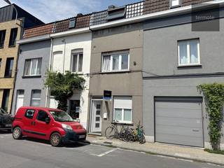 Deze centraal gelegen woning (nabij Doorniksewijk) is op heden verhuurd en bevat volgende indeling:Gelijkvloers :- Inkom- voorplaats (geschikt als...