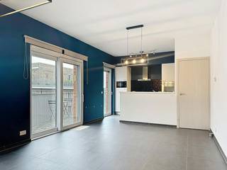 Le moyen le plus rapide pour visiter cet appartement ? Demandez votre visite via le bouton rouge de notre site web www.dewaele.com et vous serez contacté par l'un de nos experts en location.<br /><br />Appartement prêt à emménager avec 2 chambres et une terrasse ensoleillée dans un emplacement très central au centre de Roeselare.<br /><br />La disposition de l'appartement est la suivante :<br />- Entrée <br />- Toilettes séparées avec lave-mains <br />- Salon spacieux et lumineux<br />- Cuisine équipée avec four, cuisinière, hotte, évier double et réfrigérateur avec congélateur<br />- Local de rangement avec raccordement pour machine à laver<br />- 2 chambres <br />- Salle de bain avec grande douche à l'italienne et double vasque<br />- Terrasse spacieuse et ensoleillée<br /><br />Caractéristiques supplémentaires :<br />- Appartement prêt à emménager et extrêmement lumineux<br />- Terrasse exceptionnellement spacieuse et ensoleillée<br />- Ascenseur dans le bâtiment<br />- Emplacement extrêmement central en plein centre de Roeselare, à proximité des commerces, des écoles, des transports en commun,...<br /><br />Possibilité de louer un box de garage fermé : 75 euros/mois.<br /><br />Cet appartement à louer à Roeselare vous intéresse ? N'hésitez pas à nous contacter.