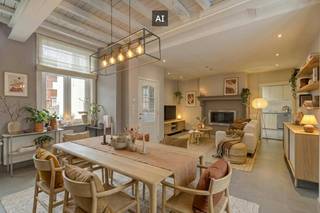 Op zoek naar een instapklare woning op een uiterst centrale locatie in Assebroek? Deze karaktervolle woning is gelegen langs de Astridlaan, met een vlotte verbinding naar zowel het historische centrum van Brugge als het nabijgelegen Oedelem. De ligging is ronduit praktisch: van lokale winkels en supermarkten tot scholen, openbaar vervoer en horeca, alle dagelijkse voorzieningen bevinden zich op wandel- of fietsafstand.<br /><br />Bij het binnenstappen valt meteen de warme en uitnodigende sfeer op. De woning is volledig instapklaar, beschikt over een gunstig EPC D-label én heeft een conform goedgekeurde elektrische installatie, wat zorgt voor zorgeloos woongemak. Het kloppend hart van dit huis is de sfeervolle leefruimte: een harmonieuze en lichtrijke plek waar je elke dag met plezier thuiskomt.<br /><br />Op de eerste verdieping bevindt zich een volwaardige, comfortabele slaapkamer, samen met een handige, multifunctionele berging die heel flexibel kan worden aangepast aan jouw wensen; denk aan een stijlvolle dressing, extra opslagruimte of een rustige thuiswerkplek. Een verdieping hoger, op de tweede verdieping, bevindt zich de tweede slaapkamer. Buiten vormt het overzichtelijke terras een aangename plek om in de buitenlucht te genieten. Deze woning aan de Astridlaan 26 combineert alle hedendaagse comfort met een uiterst vlot bereikbare ligging.<br /><br />Indeling: <br />Gelijkvloers: <br />- Inkomhal<br />- Leefruimte<br />- Keuken <br />- Toilet<br /><br />1ste verdieping: <br />- Slaapkamer 1 (11 m²) <br />- Badkamer<br />- Berging met aansluiting wasmachine/mogelijkheid tot dressing of bureau<br /><br />2de verdieping: <br />- Slaapkamer 2 (15 m²) <br /><br /><br />Bestuursmaatregelen in het maatregelenregister: nee<br /><br />Deze AI-visualisaties zijn bedoeld als inspiratie. Er werd geen rekening gehouden met technische specificaties, stedenbouwkundige voorschriften of de concrete mogelijkheden tot realisatie.
