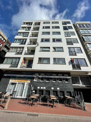 L'appartement est situé du côté ensoleillé.<br />Il se compose de :
<ul>
<li>Un hall d'entrée;</li>
<li>Salle de séjour avec cuisine ouverte entièrement équipée; </li>
<li>Salle de bain avec douche; </li>
<li>Toilette; </li>
<li>Deux chambres; </li>
</ul>
Un provision mensuelle de 75 € est demandée, incluant des avances sur la consommation d'eau.<br />Cet appartement sera disponible à partir du 1er décembre 2026.