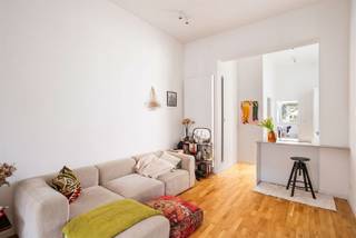 <p><span>Instapklaar appartement op een centrale locatie in Antwerpen!</span></p><p><span>Dit recent (2020) volledig gerenoveerde appartement bevindt zich op de eerste verdieping van een kleinschalig en rustig gebouw met slechts vier entiteiten. Dankzij de centrale ligging geniet u van een vlotte bereikbaarheid en bevindt u zich op wandelafstand van het Centraal Station, Park Spoor Noord en het trendy Eilandje.</span></p><p><span>Bij het betreden van het appartement komt u in een lichtrijke en gezellige woonkamer die naadloos aansluit op de moderne, volledig uitgeruste keuken ideaal voor wie houdt van comfort en functionaliteit. </span></p><p><span>De ruime slaapkamer beschikt over een praktische dressing, terwijl de aparte bureau ruimte perfect dienst kan doen als thuis werkplek of eenvoudig kan worden omgevormd tot een tweede slaapkamer.</span></p><p><span>De hedendaagse badkamer is stijlvol afgewerkt en voorzien van een ruime inloopdouche.</span></p><p><span>Tevens is er een blanco elektrische keuring en is er geen asbest aanwezig. </span></p><p><span>Kortom, dit appartement is de perfecte keuze voor wie op zoek is naar een instapklare woonst met een uitstekende ligging, zowel voor eigen bewoning als investering.</span></p><p><span> </span></p><p><span>Het appartement is momenteel verhuurd. </span></p>