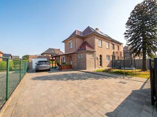 <p><span>Instapklare halfopen woning met garage, zonnepanelen en verzorgde buitenaanleg Middenstraat 6, Maasmechelen</span></p><p><span>Op zoek naar een verzorgde, instapklare woning waar comfort, energiezuinigheid en praktische indeling samenkomen? Dan is deze charmante </span><span>halfopen bebouwing op een perceel van 4a 13ca</span><span> in Maasmechelen zeker een bezoek waard. De woning werd doorheen de jaren grondig vernieuwd en biedt een aangename woonomgeving met tal van hedendaagse voorzieningen.</span></p><p><span>Bij aankomst valt meteen het verzorgde geheel op. Het </span><span>hekwerk werd vernieuwd in 2021</span><span> en ook de </span><span>volledige buitenaanleg werd in hetzelfde jaar vernieuwd</span><span>, wat zorgt voor een nette en eigentijdse uitstraling. Aan de voorzijde van de woning bevindt zich bovendien een </span><span>laadpaal (2023)</span><span> voor elektrisch laden.</span></p><p><span>De oprit biedt de mogelijkheid om rechtstreeks de </span><span>garage</span><span> binnen te rijden. Deze garage is afgewerkt met een </span><span>tegelvloer</span><span>. Op de woning én garage samen bevinden zich </span><span>19 zonnepanelen van telkens 415 Wp (geplaatst in 2023)</span><span>, wat bijdraagt aan een energiezuinig verbruik.</span></p><p><span>De woning is toegankelijk via zowel de </span><span>voordeur als de zij-ingang</span><span>.</span></p><p><span>Via de voordeur komt u in de inkomhal met toegang tot een </span><span>gastentoilet</span><span> en een </span><span>vernieuwde badkamer</span><span>, uitgerust met een douche en enkel lavabomeubel. De trap in </span><span>graniet</span><span> brengt u naar de eerste verdieping waar zich </span><span>twee slaapkamers</span><span> bevinden, aangevuld met een extra kamer die toegang geeft tot de zolder. Deze ruimte kan perfect dienstdoen als </span><span>extra slaapkamer, dressing of bergruimte</span><span>.</span></p><p><span>De ruime zolderverdieping werd ingericht als een </span><span>volwaardige derde slaapkamer</span><span>.</span></p><p><span>Op het gelijkvloers bevindt zich verder de gezellige </span><span>leefruimte</span><span>, die aansluit op de zij-inkomhal met voorzieningen voor </span><span>wasmachine en droogkast</span><span> en een praktische </span><span>ingebouwde kast met aardgasinstallatie</span><span>. Vanuit deze hal bereikt u eveneens de </span><span>verzorgde kelder</span><span>, voorzien van een tegelvloer en betegelde nette trap.</span></p><p><span>De </span><span>ruime keuken</span><span> beschikt over een </span><span>kookeiland op aardgas</span><span> en biedt directe toegang tot de gezellige tuin.</span></p><p><span>Aan de zijkant van de woning bevindt zich bovendien een </span><span>overdekt terras</span><span>, waar u in alle rust kunt genieten van zonnige dagen.</span></p><h3><span>Troeven van deze woning</span></h3><p><span>Instapklaar grondig vernieuwd sinds 2009-2010<br />Toilet vernieuwd en opnieuw betegeld<br />Vernieuwde badkamer<br />Nieuwe vloer en trapafwerking in de kelder<br />Nieuwe vloeren doorheen de volledige woning<br />Vernieuwd hekwerk en buitenaanleg (2021)<br />Laadpaal geplaatst in 2023<br />Vernieuwde inkom- en zijdeur<br />PVC-ramen met dubbele beglazing<br />Granieten trap naar de verdieping<br />19 zonnepanelen (2023)<br />Volledig opnieuw gevoegde gevel (2020)<br />Rolluiken voorzien in de keuken en één slaapkamer</span></p><p><span>Bent u op zoek naar een verzorgde, instapklare woning met garage, zonnepanelen en een aangename tuin?</span><span><br />Aarzel niet om contact op te nemen voor meer informatie of een bezichtiging.</span></p><p><span>0484 35 70 67</span><span><br /></span><span>carolien@jemar.be</span></p>