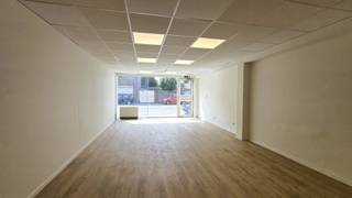 <p><span>Local Commercial à Louer</span></p><p><span> </span></p><p><span>Dans un quartier commercial et à proximité immédiate de l'autoroute, nous vous proposons ce local commercial faisant partie d'une petite copropriété de 2 étages. Il se compose de deux espaces contigus et d'un toilette. Le premier espace a une superficie de 55m², le second 12m² et le dernier 3m².</span></p><p><span> </span></p><p><span>Détails importants:</span><span> </span><span>Le bien sera rénové</span><span> (informations sur les travaux sur demande), ventilation, thermostat d'ambiance, toilette avec lavabo, chauffage électrique, faibles charges (40), compteurs individuels d'électricité/eau.</span></p><p><span> </span></p><p><span>Ne manquez pas cette opportunité unique !! Tél 078/48 47 00 ou mail à info@ap-p.be Découvrez toutes nos offres sur www.ap-p.be</span></p>