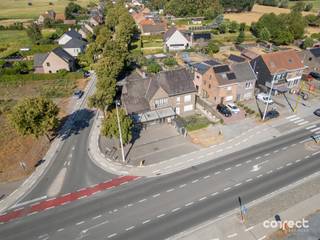 Handelspand met woonst op commerciële toplocatie.In Maldegem, langs 1 van de belangrijkste verbindingswegen tussen de E40 en de kuststreek / Brugge, vinden we deze ruime handelszaak met woonst terug, gelegen op een ruim perceel.Het pand werd opgetrokken in 1960 en werd door de jaren heen goed onderhouden en vernieuwd. Het handelsgelijkvloers omvat een ruime winkel, met atelier, koelcel etc. De woonkamer, keuken, berging, terras en garage vinden we ook op het gelijkvloers terug, alsook heel wat autostaanplaatsen en 2 inritten. Op het verdiep vinden we 3 ruime slaapkamers terug en een badkamer, en nog een ruime zolder. Het handelsgelijkvloers omvat +- 150 m², en het woongedeelte omvat +- 160 m².Kenmerkend voor dit pand is de grote visibiliteit langs 1 van de drukste verbindingswegen van de streek. Het perceel ligt volledig in woongebied waardoor er heel wat mogelijkheden zijn, ook voor herontwikkeling.📞 Contacteer Emile voor een bezoek: 0492 08 08 08 – emile@correctvastgoed.be👉 Online schattingstool: https://www.correctvastgoed.be/schatting