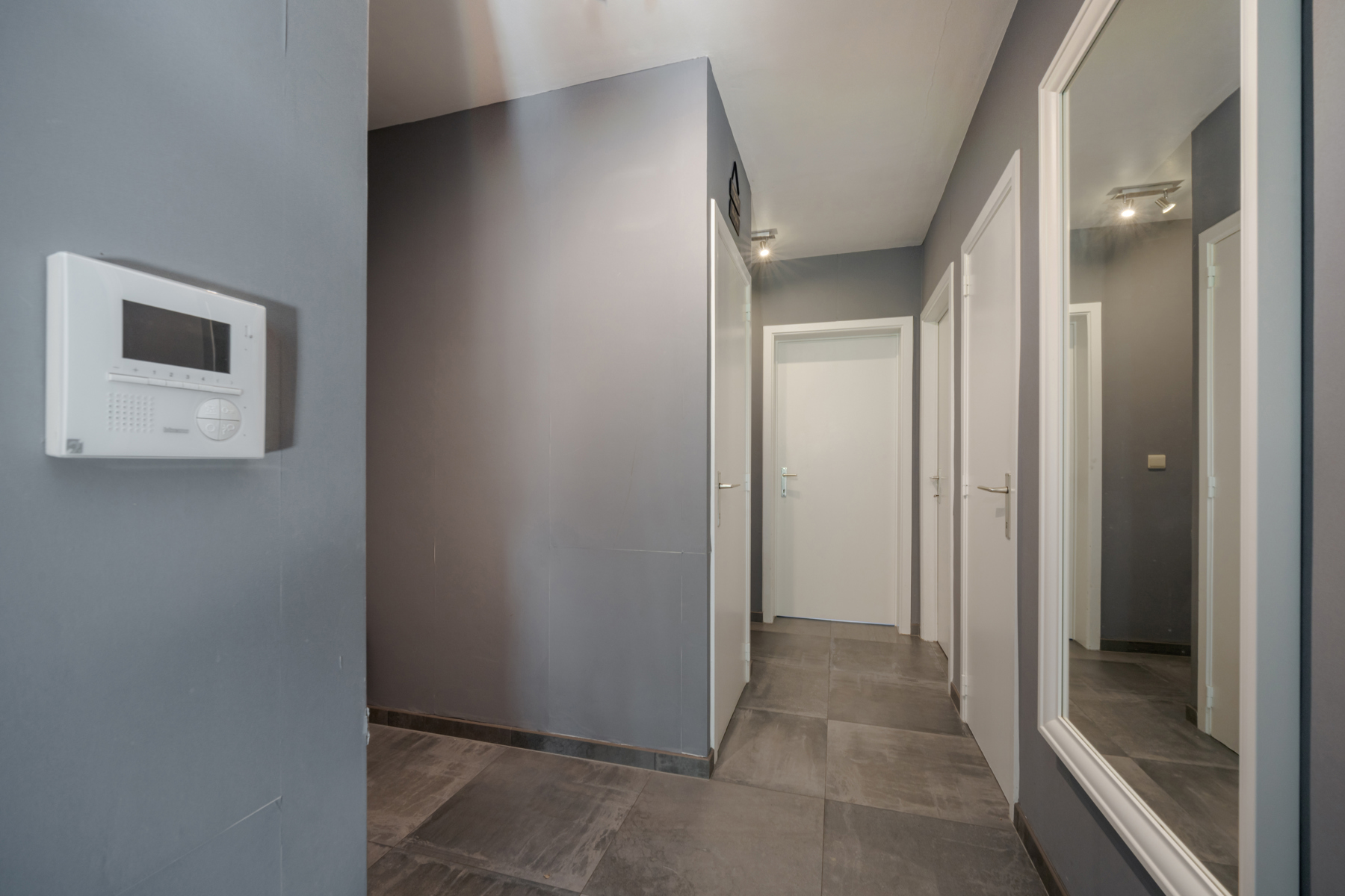 Centraal gelegen 3-slaapkamerappartement mét parking  - foto 3