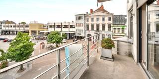 Pal op de MARKT gelegen exclusief luxe-appartement met 3 SLK, 2 badkamers en 2 terrassen. Gelegen in het hart van Waregem: op de Markt in de...
