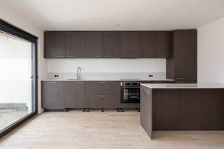 <h3><span><strong>Instapklaar appartement met terras (12 m²) in Brasschaat – wijk Kaart</strong></span></h3>
<p>In de gegeerde wijk Kaart te Brasschaat bevindt zich dit volledig gerenoveerde éénslaapkamerappartement op de eerste verdieping. Het appartement combineert hedendaags wooncomfort met een energiezuinige afwerking dankzij zonnepanelen en vloerverwarming. Met een ruim terras van ca. 12 m² en een logische, lichtrijke indeling vormt dit een ideale woonst of investering.</p>
<p><strong>Indeling</strong><br />Via de gemeenschappelijke inkomhal en trap bereiken we de eerste verdieping.</p>
<ul>
<li>Inkomhal</li>
<li>Apart toilet</li>
<li>Berging</li>
<li>Slaapkamer vooraan</li>
<li>Badkamer met lavabo, spiegel en inloopregendouche</li>
<li>Ruime en lichtrijke leefruimte</li>
<li>Open keuken met zittoog</li>
<li>Aangenaam terras van ca. 12 m²</li>
</ul>
<p>Dit appartement werd volledig gerenoveerd met duurzame en kwalitatieve materialen. De keramische parketvloeren combineren een warme uitstraling met onderhoudsgemak. Verder beschikt het appartement over nieuwe ramen, een vernieuwd dak, zonnepanelen en vloerverwarming doorheen de volledige woonst. Het te behalen E-peil van 30 onderstreept het energiezuinige en toekomstgerichte karakter van dit appartement.</p>
<p><strong>Troeven</strong></p>
<ul>
<li>Volledig gerenoveerd en instapklaar</li>
<li>Energiezuinig met zonnepanelen en vloerverwarming</li>
<li>Terras van ca. 12 m²</li>
<li>Open keuken met zittoog</li>
<li>Gelegen in de gegeerde wijk Kaart</li>
</ul>
<p>Ideaal appartement voor eigen bewoning of als investering, met een sterke combinatie van locatie, comfort en energiezuinigheid. Interesse? Contacteer ons via <strong>03 535 12 75</strong> voor meer informatie of een bezoek.</p>