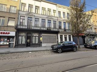 <p><span>Bent u op zoek naar een locatie voor uw nieuw kantoor of handelszaak? Dan is dit gelijkvloers gelegen op een topligging in Antwerpen precies wat u zoekt. Ook als investering is dit een uitzonderlijk pand waar u een hoge opbrengst kan genereren.</span></p><p><span> </span></p><p><span>Bijzonderheden</span><span>:</span></p><p><span>EPC Energielabel D</span></p><p><span>Geen renovatieplicht</span></p><p><span>CV op gas</span></p><p><span>P-score: C</span></p><p><span>G-score: C</span></p>