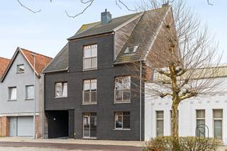<p>Exclusief Mi Casa duplexappartement met terras in Roeselare. <br /><br />Laat u verrassen door dit charmante perfect onderhouden duplexappartement, ingericht met kwalitatieve materialen en overal maatwerk/inmaakkasten.<br />De energiezuinige houtmassiefbouw zorgt voor een natuurlijk binnenklimaat, lage energiekosten en duurzaam wonen.<br />In de Godhuislaan in Roeselare bevindt zich dit modern, instapklaar en energiezuinig duplexappartement uit 2016 (Micasa), waar comfort, ruimte en een centrale ligging samenkomen.<br /><br />Wat maakt dit pand uniek?<br />INDELING: inkom, gezellige zithoek met tv-wand, geïnstalleerde keuken met eiland met bijhorende eetplaats en aanpalend terras, handige grote berging en wasplaats, een eerste slaapkamer met badkamer. Op het verdiep bevinden zich de overloop, een 2de grote slaapkamer met badkamer en een extra kinderkamer/bureau/dressing. <br />Het appartement beschikt over twee slaapkamers en twee badkamers. De woonruimtes zijn afgewerkt met hoogwaardige materialen en voorzien van ingebouwde kasten (alles maatwerk). <br />Vloerverwarming aardgas. <br />Duurzaam en energiezuinig wonen dankzij de Mi Casa houtmassiefbouw!<br /><br />Daarnaast is er de mogelijkheid om een uitzonderlijk ruime garage bij aan te kopen (€60.000), geschikt voor drie wagens — een zeldzame troef in de stad.<br /><br />Voor wie is dit ideaal?<br />Ideaal voor koppels, stadsbewoners of investeerders die op zoek zijn naar een ruim, modern en energiezuinig appartement op een uitstekende ligging in Roeselare.<br /><br />Te koop via Immo Beguin, jouw vastgoedexpert sinds 2009, met kantoren in Ronse, Waregem, Kortrijk, Deinze, Doornik en Lessines.<br />Bezoek aanvragen via: tessa@immobeguin.be<br />* Dit zoekertje omvat enkele AI-gegenereerde visualisaties.</p>