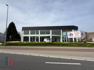 Bâtiment commercial polyvalent et multifonctionnel à vendre avec salle d'exposition, espace de stockage et espace brut (autorisé comme logement de concierge) dans un emplacement de choix à Sint-Pieters-Leeuw. Situé le long de la très fréquentée Bergensesteenweg, ce bâtiment offre une excellente visibilité et une accessibilité aisée tant pour les clients que pour les fournisseurs.<br />Le bâtiment est situé sur un terrain de 1 669 m² et comprend un vaste showroom de 340 m² au rez-de-chaussée, complété par 60 m² de bureaux, 140 m² d'espace de stockage et un abri pour voitures de 80 m². L'espace de stockage au rez-de-chaussée est facilement accessible par deux grandes portes sectionnelles (4 m H x 3,8 m L). À l'étage se trouve un showroom supplémentaire de 360 m².<br />Un espace brut, autorisé comme logement de concierge de +/-100 m², a également été prévu. Idéal pour être aménagé en appartement ou en studio pour ceux qui souhaitent combiner vie privée et vie professionnelle. Au sous-sol, il y a 540 m² d'espace de stockage, avec un monte-charge. Grâce à son agencement flexible et à son emplacement stratégique, le bâtiment se prête parfaitement à divers usages tels qu'un commerce, un showroom ou un entrepôt.<br />Il y a suffisamment de places de parking sur le terrain. Ce bien offre une opportunité unique aux entrepreneurs à la recherche d'espace, de visibilité et de fonctionnalité dans un endroit facilement accessible près de Bruxelles.<br />N'hésitez pas à contacter PANORAMA B2B pour plus d'informations ou pour visiter les lieux au 0477 30 40 05.